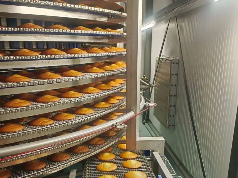 Koeltoren in bedrijf industriële bakkerij